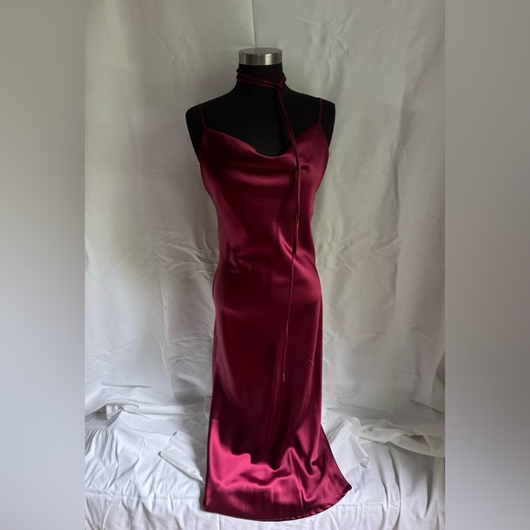 Burgundy satin midi dress - Picture 3 of 3